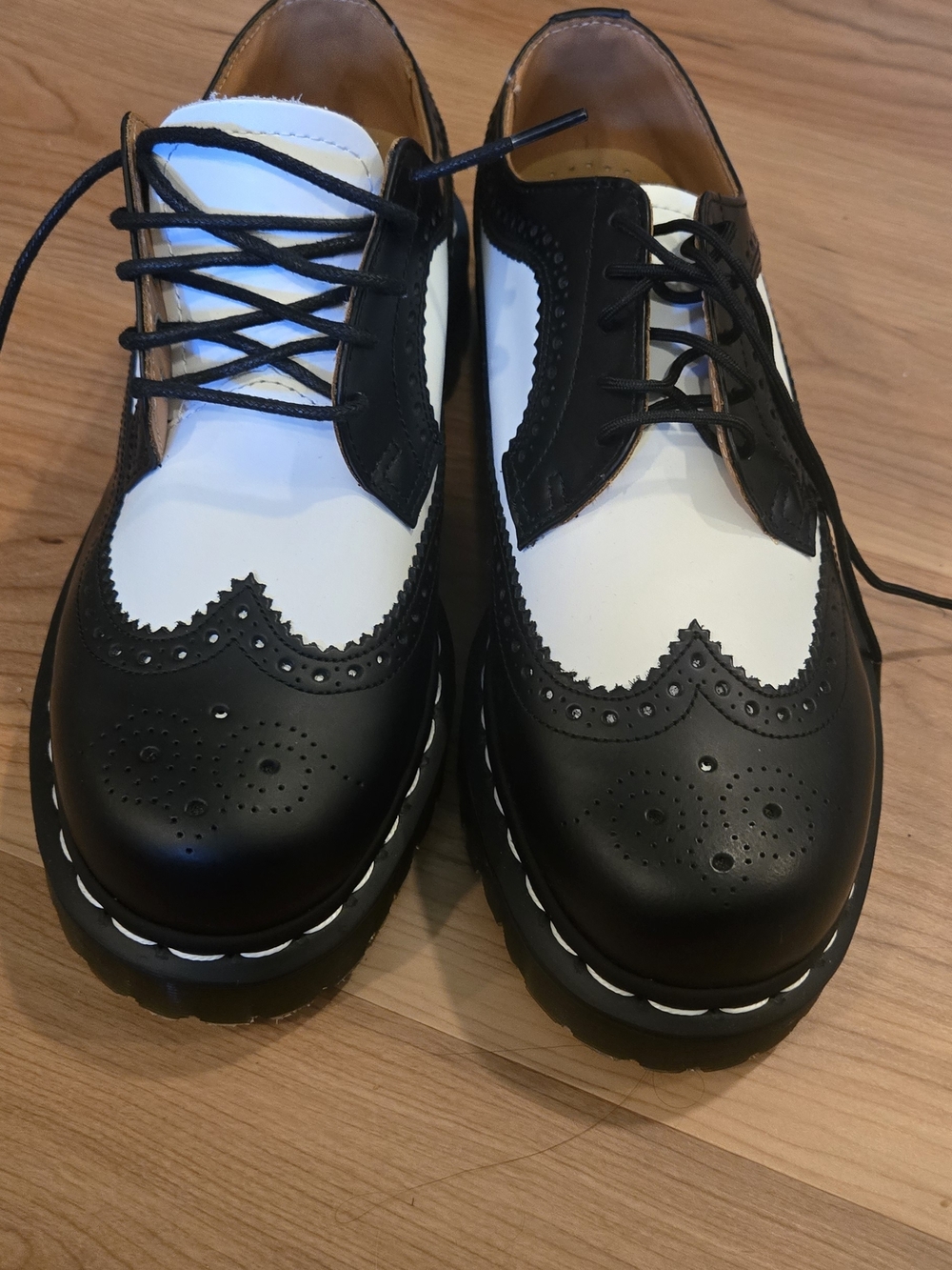 Dr. Martens Black & White Two-Tone Brogue Derby Shoes. Mens 7 New.